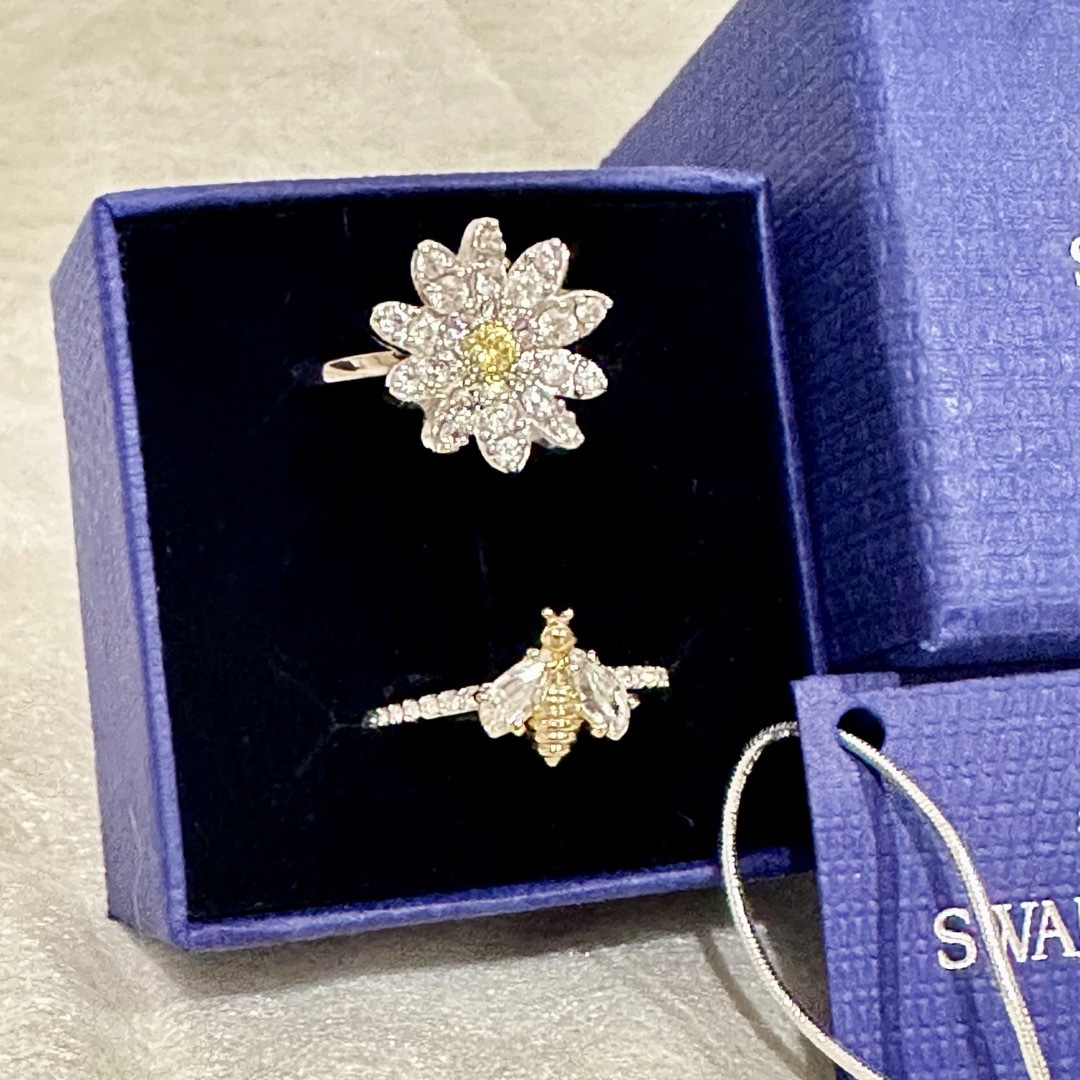 SWAROVSKI(スワロフスキー)のSWAROVSKIのエターナルフラワー&蜂ダブルリング レディースのアクセサリー(リング(指輪))の商品写真