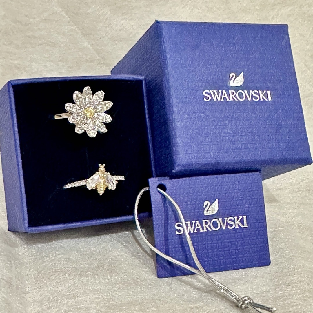 SWAROVSKI(スワロフスキー)のSWAROVSKIのエターナルフラワー&蜂ダブルリング レディースのアクセサリー(リング(指輪))の商品写真