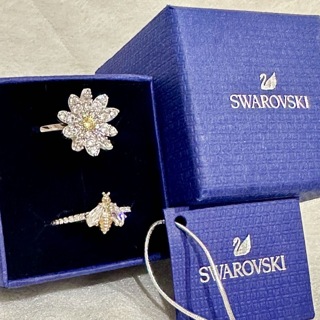 SWAROVSKI(スワロフスキー)のSWAROVSKIのエターナルフラワー&蜂ダブルリング レディースのアクセサリー(リング(指輪))の商品写真