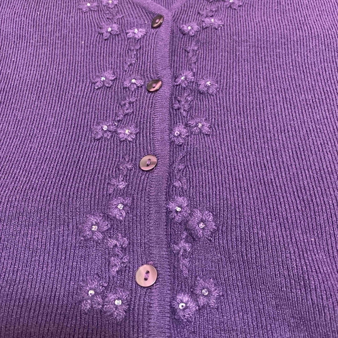 crose oneself  Vネック花刺繍カーディガン　M  深紫 レディースのトップス(カーディガン)の商品写真