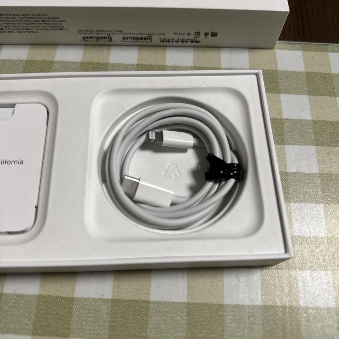 Apple(アップル)のApple MagSafe Duo Charger 純正 スマホ/家電/カメラのスマートフォン/携帯電話(バッテリー/充電器)の商品写真