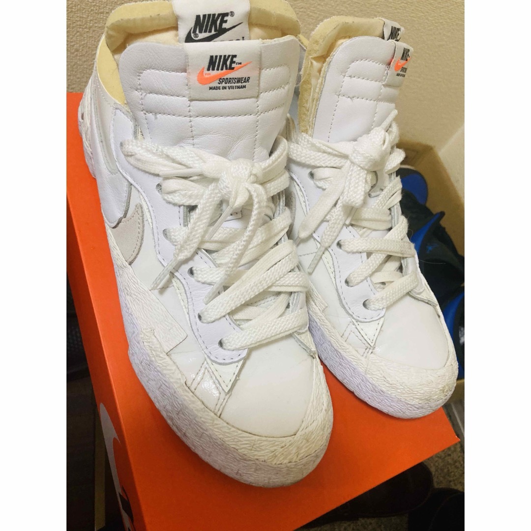 NIKE(ナイキ)のsacai × Nike Blazer Low  サカイ　ナイキ　ホワイト メンズの靴/シューズ(スニーカー)の商品写真