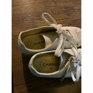 シャネル(CHANEL)のCHANEL WHITE SNEAKER 本物の皮 24 CM(スニーカー)