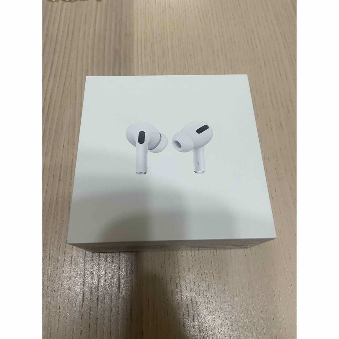 Apple(アップル)のAirPods Pro 箱　充電ケーブル付き　新品未使用 スマホ/家電/カメラのオーディオ機器(ヘッドフォン/イヤフォン)の商品写真