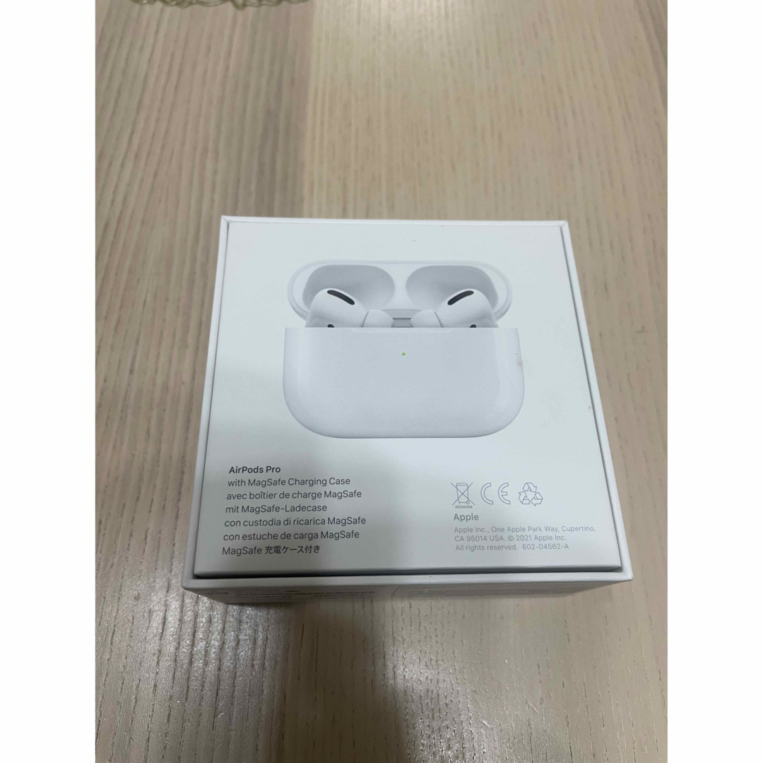 Apple(アップル)のAirPods Pro 箱　充電ケーブル付き　新品未使用 スマホ/家電/カメラのオーディオ機器(ヘッドフォン/イヤフォン)の商品写真