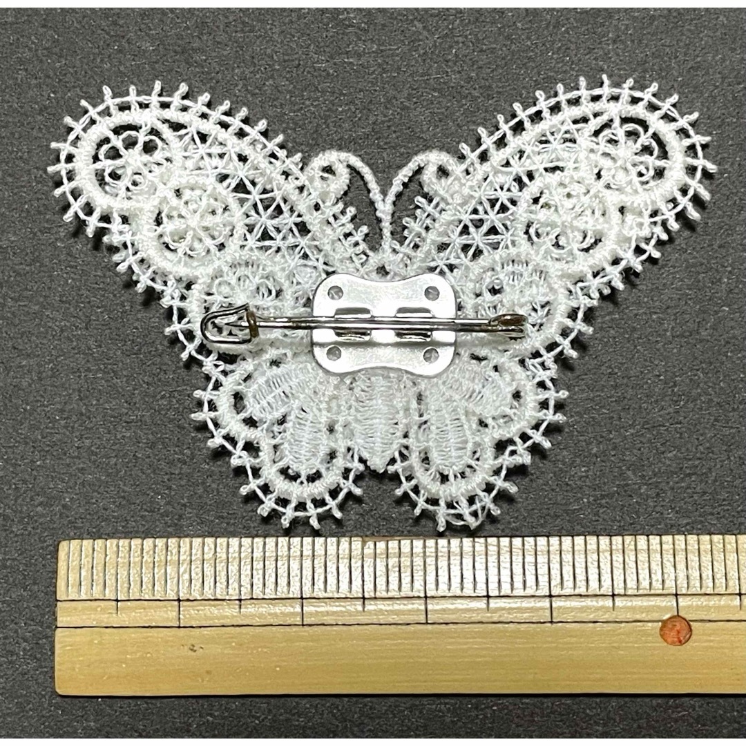 白いレースの蝶のブローチ Liechtenstein リヒテンシュタイン レディースのアクセサリー(ブローチ/コサージュ)の商品写真