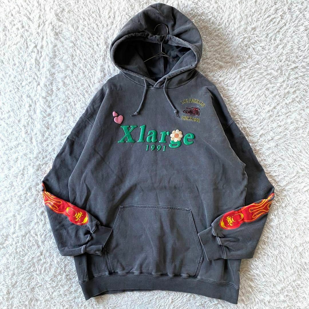 XLARGE(エクストララージ)の美品　エクストララージ　ファイヤー　フラワー　プリント　フーディ　パーカー　ロゴ メンズのトップス(パーカー)の商品写真