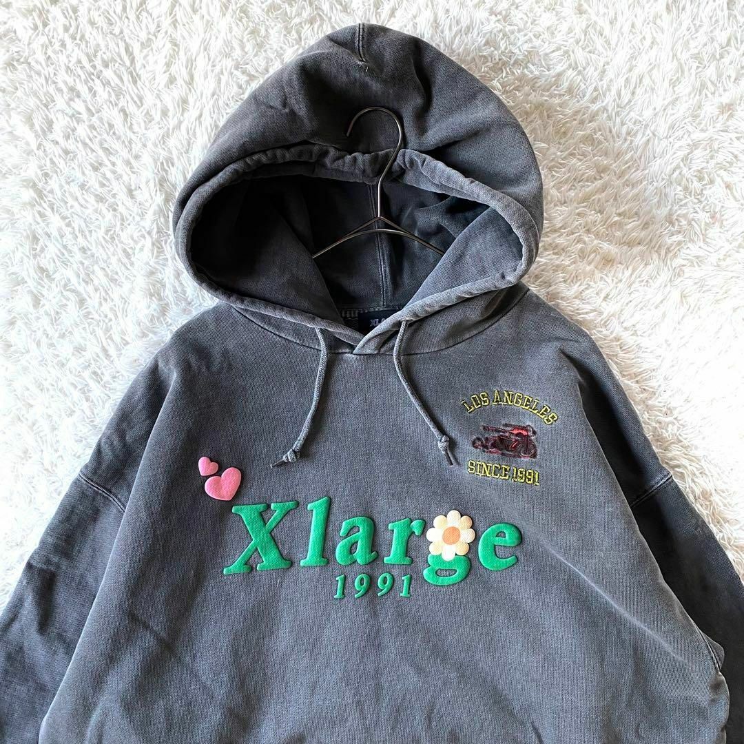 XLARGE(エクストララージ)の美品　エクストララージ　ファイヤー　フラワー　プリント　フーディ　パーカー　ロゴ メンズのトップス(パーカー)の商品写真