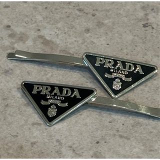 プラダ(PRADA)の2個セット‼️PRADAヘアピンブラック　ノベルティ(ヘアピン)