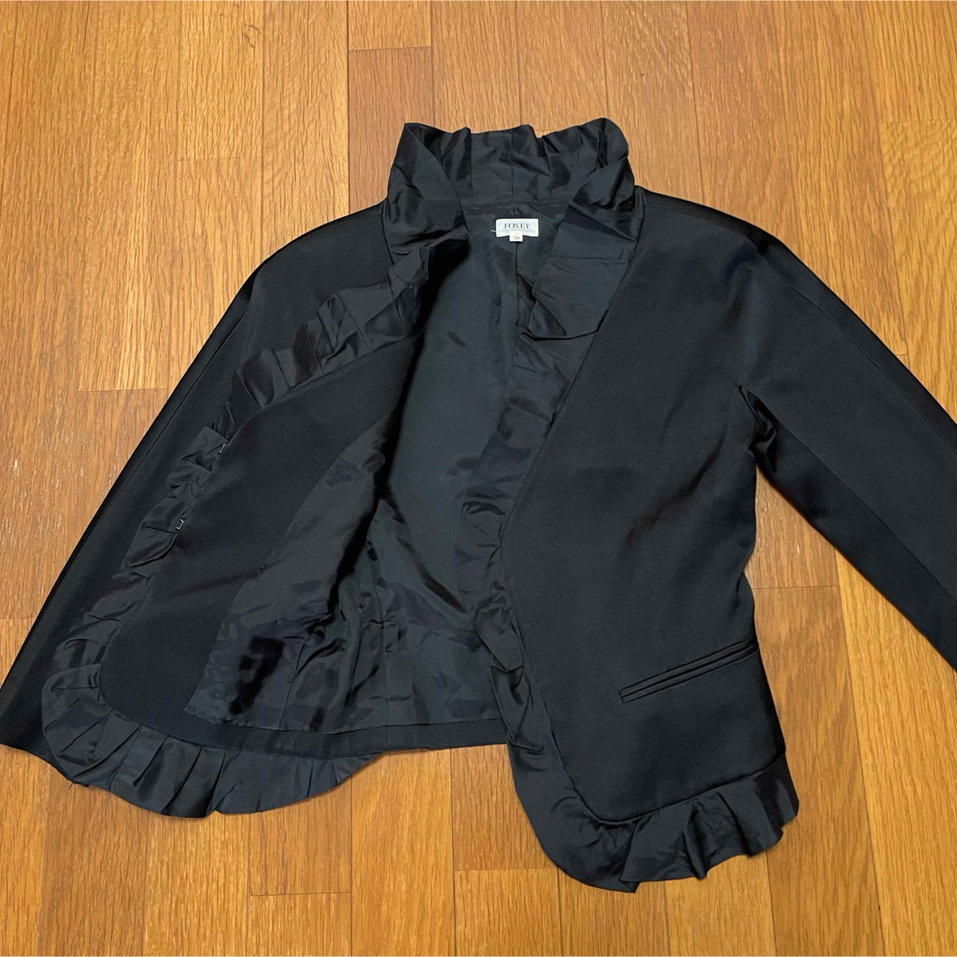 FOXEY BOUTIQUE(フォクシーブティック)の極美品　フォクシーブティック　高級　シルク　フリル　ジャケット　ブラック　38 レディースのジャケット/アウター(ノーカラージャケット)の商品写真