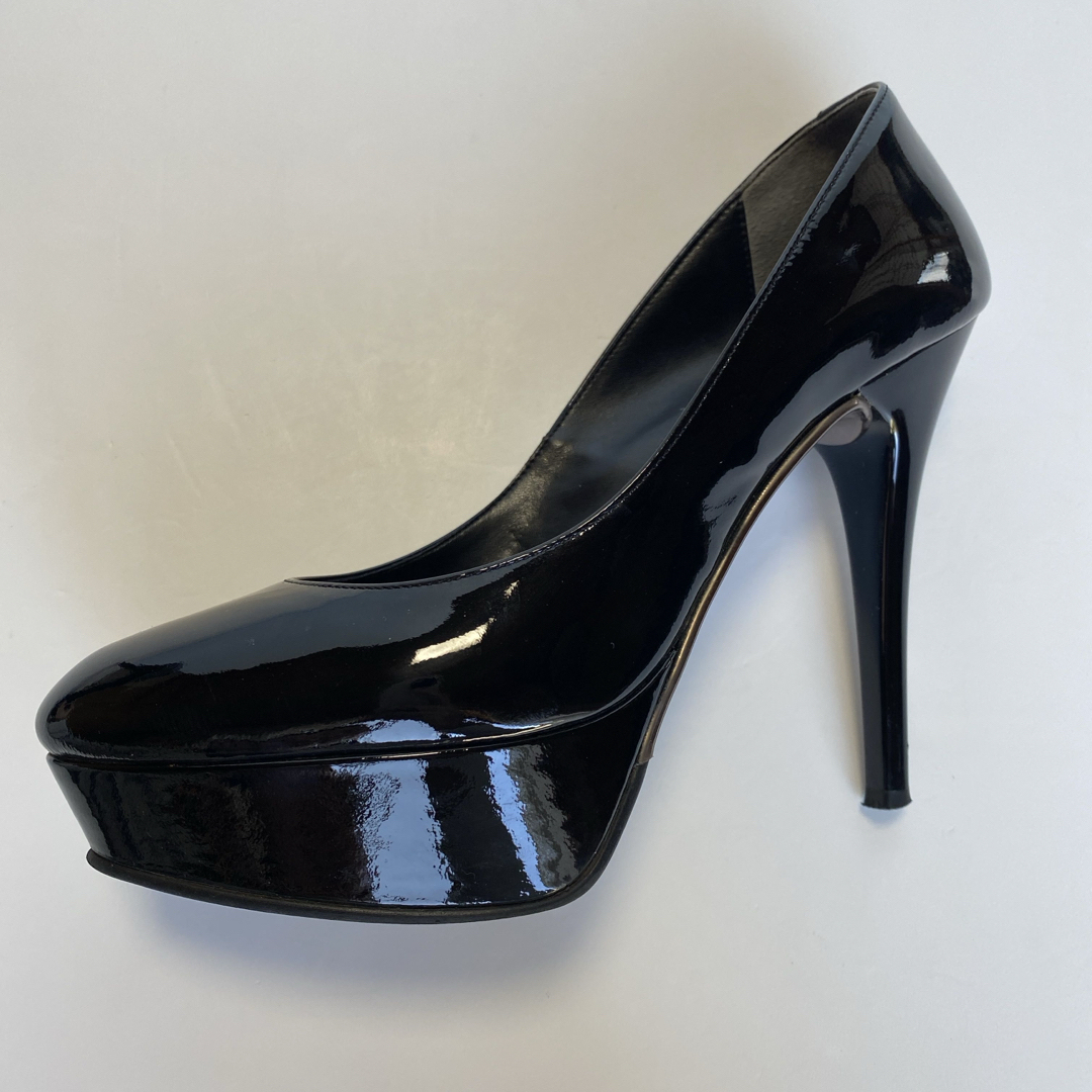 DIANA(ダイアナ)のDIANA エナメルパンプス 23.5cm ブラック レディースの靴/シューズ(ハイヒール/パンプス)の商品写真
