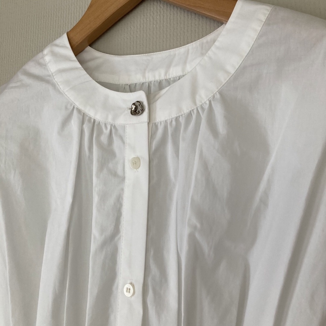 ENFOLD(エンフォルド)の新品　レイビームス　ウエストタックシャツ　ホワイト レディースのトップス(シャツ/ブラウス(長袖/七分))の商品写真