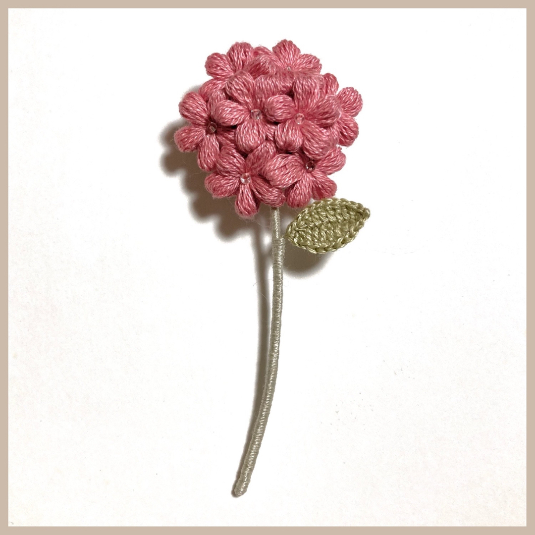 フラワーブローチ＊一輪の花〜エンパイアローズ ハンドメイドのアクセサリー(コサージュ/ブローチ)の商品写真
