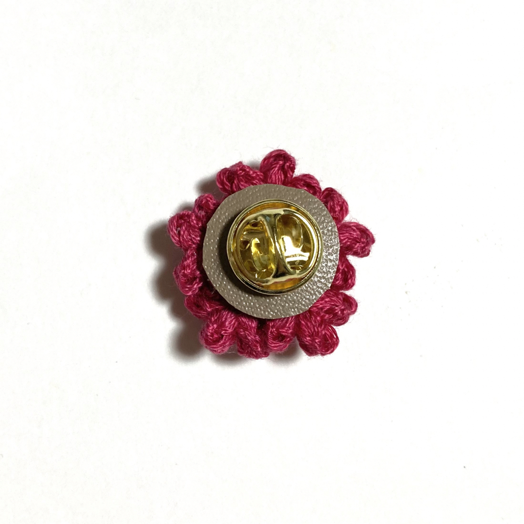 ピオニーレッドのお花のタックピン ハンドメイドのアクセサリー(コサージュ/ブローチ)の商品写真