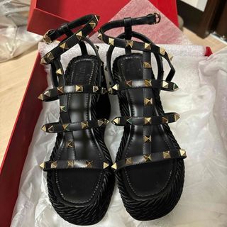 ヴァレンティノ(VALENTINO)のヴァレンティノ　ロックスタッズ ウェッジ サンダル(サンダル)