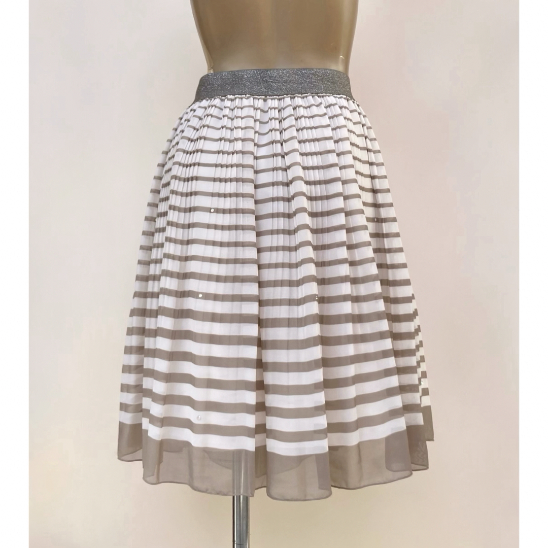 一回短時間使用 形が綺麗なシフォンのボーダープリーツスカート M〜L グレージュ レディースのスカート(ひざ丈スカート)の商品写真