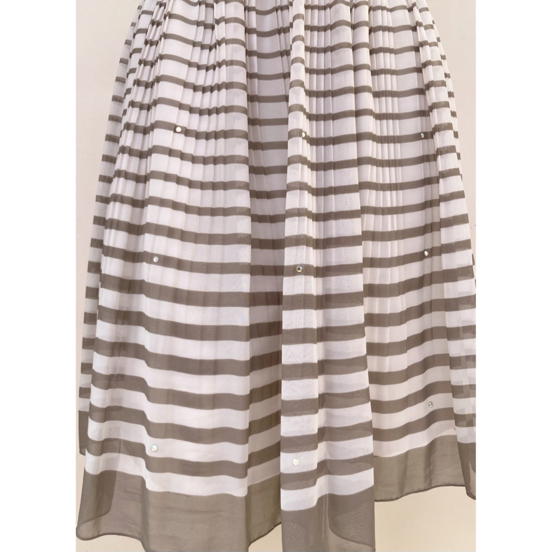 一回短時間使用 形が綺麗なシフォンのボーダープリーツスカート M〜L グレージュ レディースのスカート(ひざ丈スカート)の商品写真
