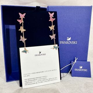 スワロフスキー(SWAROVSKI)のSWAROVSKIのレインボーグラデーション蝶々Liliaピアス(ピアス)