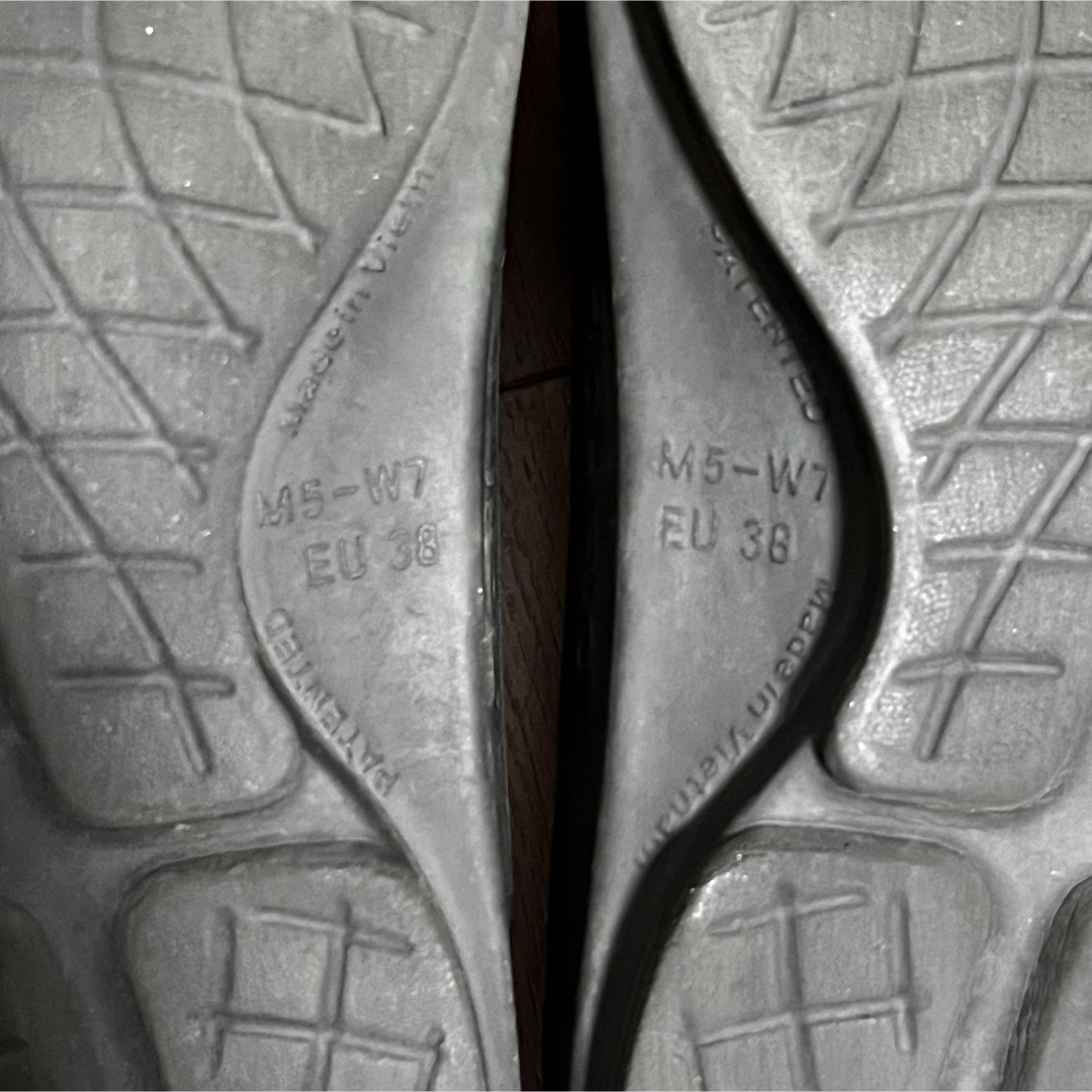 OOFOS(ウーフォス)のさしみ様専用【BLACK】OOFOS ウーフォス リカバリーサンダル　24cm レディースの靴/シューズ(サンダル)の商品写真