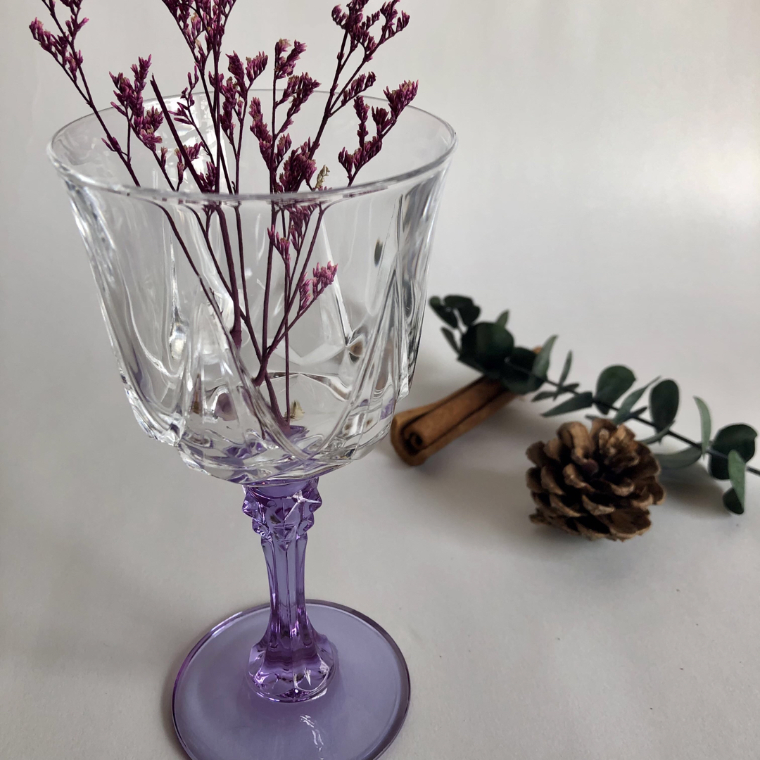 Cristal D'Arques(クリスタルダルク)の京都の古道具 クリスタルダルク 紫色のステムが美しいワイングラス ペアグラス インテリア/住まい/日用品のキッチン/食器(グラス/カップ)の商品写真