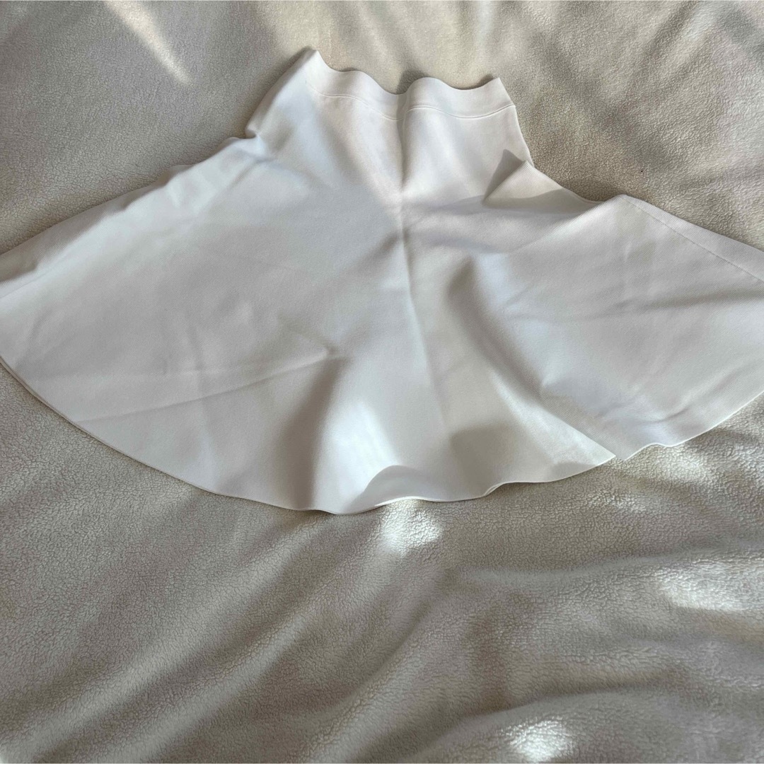 BCBGMAXAZRIA(ビーシービージーマックスアズリア)のBCBGMAXAZRIA ホワイトスカート レディースのスカート(ミニスカート)の商品写真