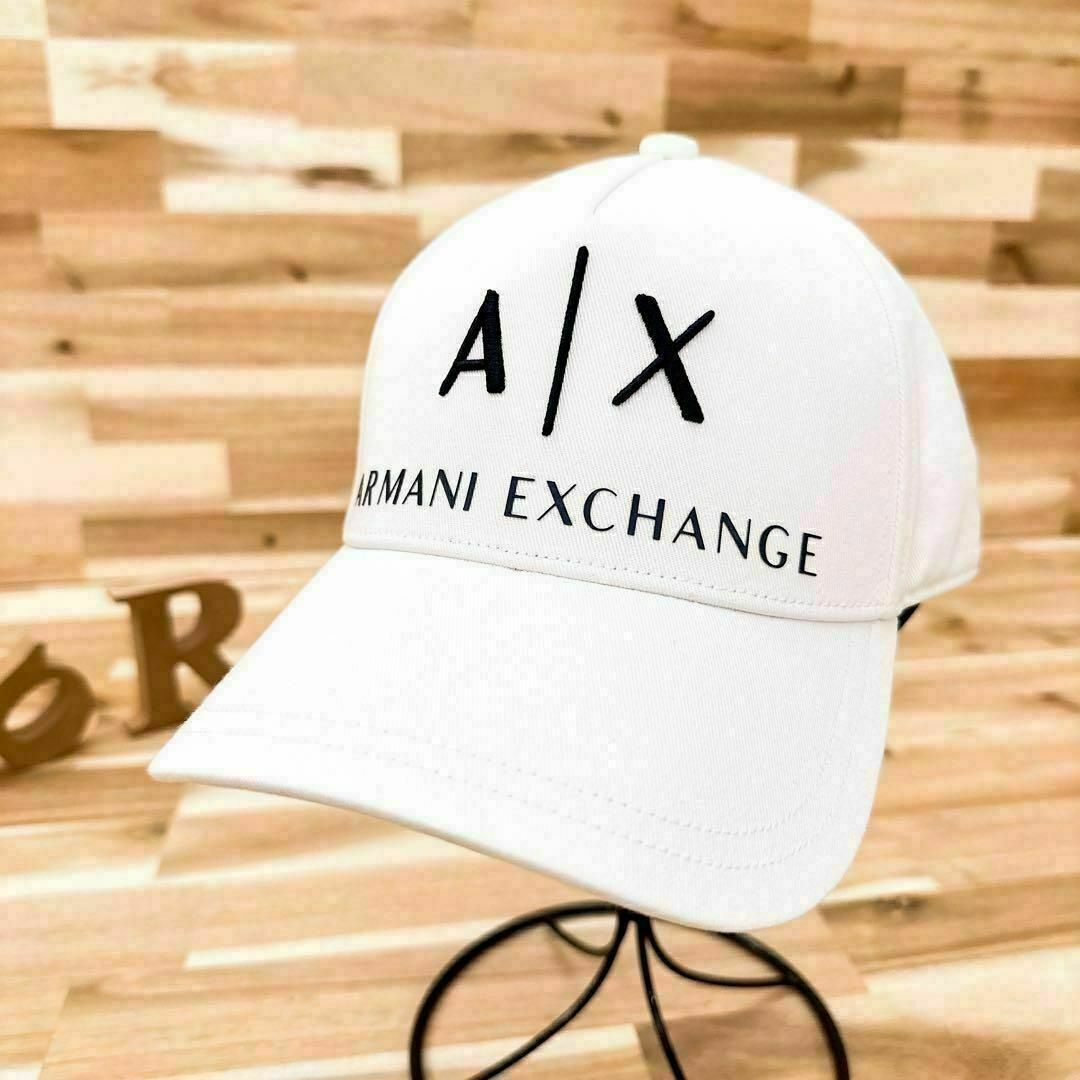 ARMANI EXCHANGE(アルマーニエクスチェンジ)の【アルマーニエクスチェンジ】レザー牛革アジャスター AXロゴ キャップ 白×紺 メンズの帽子(キャップ)の商品写真