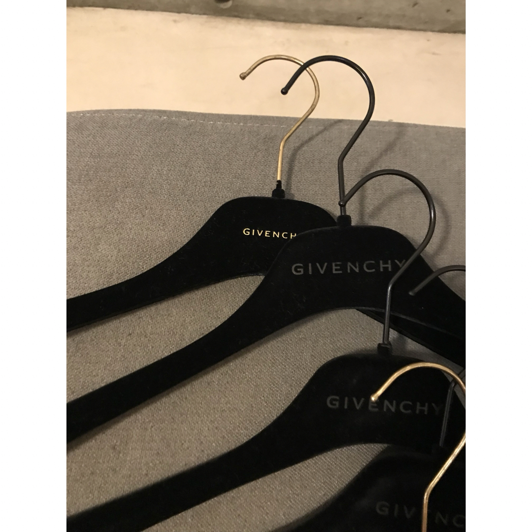 GIVENCHY(ジバンシィ)のジバンシイGivenchy トップスハンガー５本パンツハンガー4本 計9本セット インテリア/住まい/日用品の収納家具(押し入れ収納/ハンガー)の商品写真