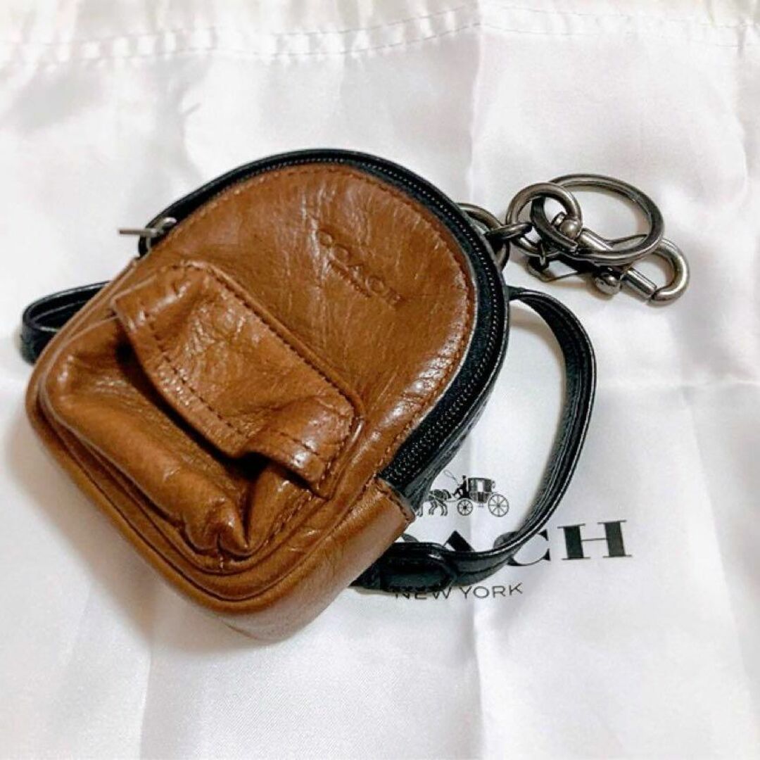 COACH(コーチ)の✨美品✨COACH ミニ リュック キーホルダー　レザー　バッグ型チャーム レディースのファッション小物(その他)の商品写真
