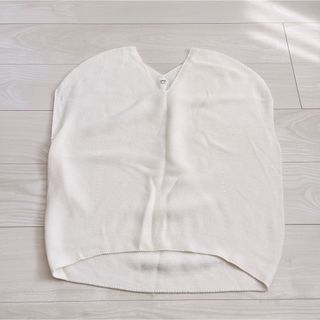 ユニクロ(UNIQLO)のニットベスト ホワイト シンプル オールシーズン XLサイズ 重ね着(ベスト/ジレ)