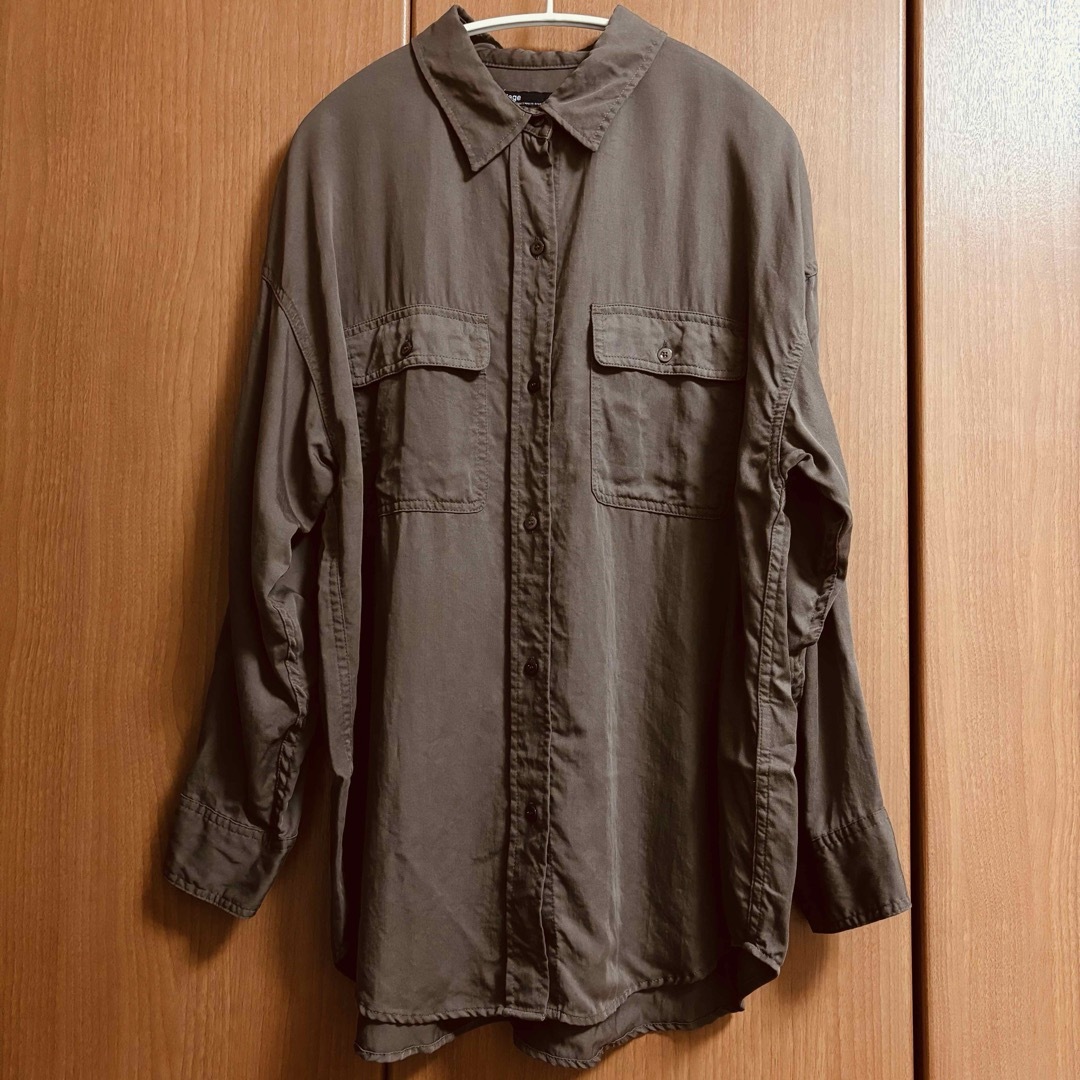 Plage(プラージュ)のプラージュplage glossy compactシャツ ブラウン レディースのトップス(シャツ/ブラウス(長袖/七分))の商品写真