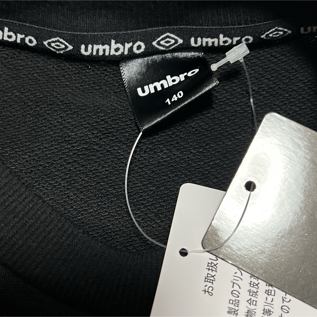 UMBRO(アンブロ)のあんぷる様新品　140 umbro 裏毛　トレーナー　ブラック キッズ/ベビー/マタニティのキッズ服男の子用(90cm~)(Tシャツ/カットソー)の商品写真