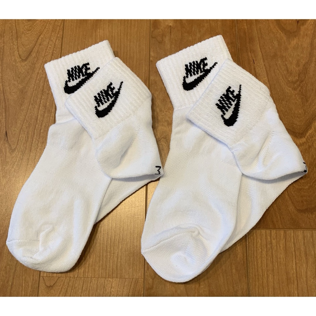 NIKE(ナイキ)の新品　ナイキ　M(23-25cm)  エッセンシャル　アンクルソックス　白2足 レディースのレッグウェア(ソックス)の商品写真