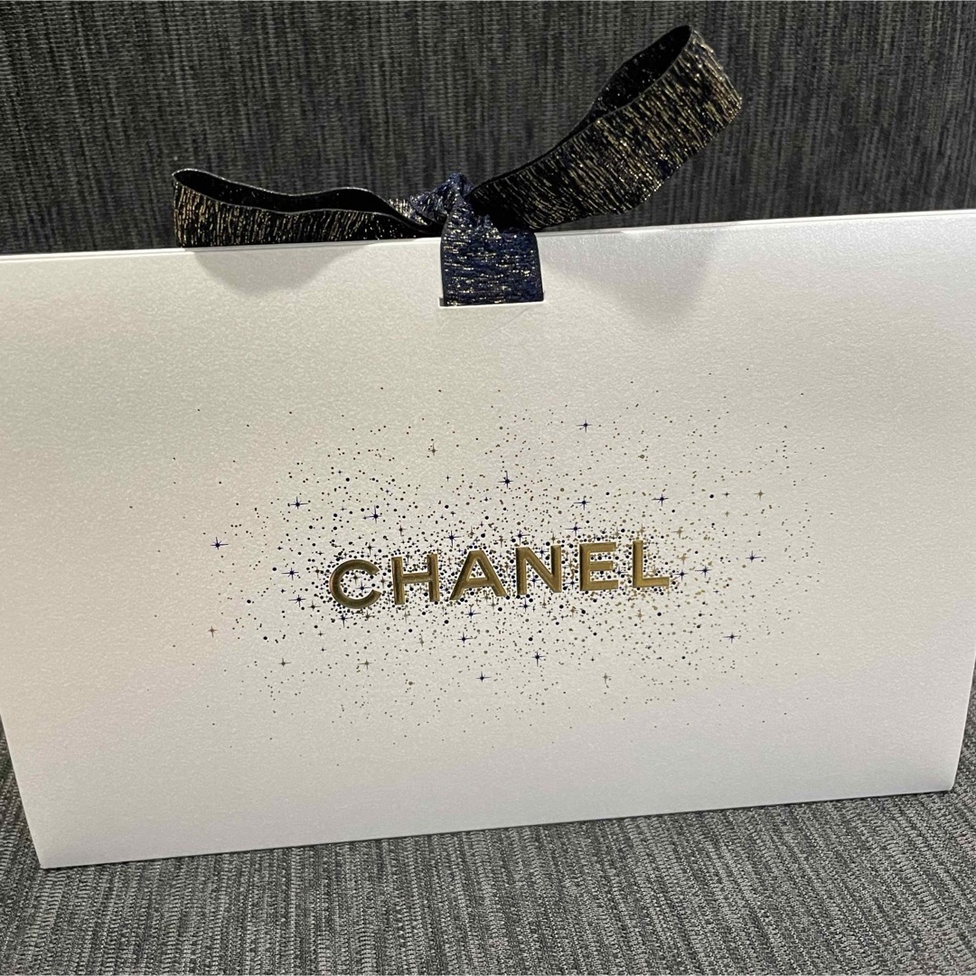 CHANEL(シャネル)のシャネル　ホリデー限定　ギフトボックス　メッセージカード　クリスマス レディースのバッグ(ショップ袋)の商品写真