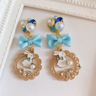 キラキラビジューとうさぎチャームのゆらゆらリボンピアス＊(ピアス)