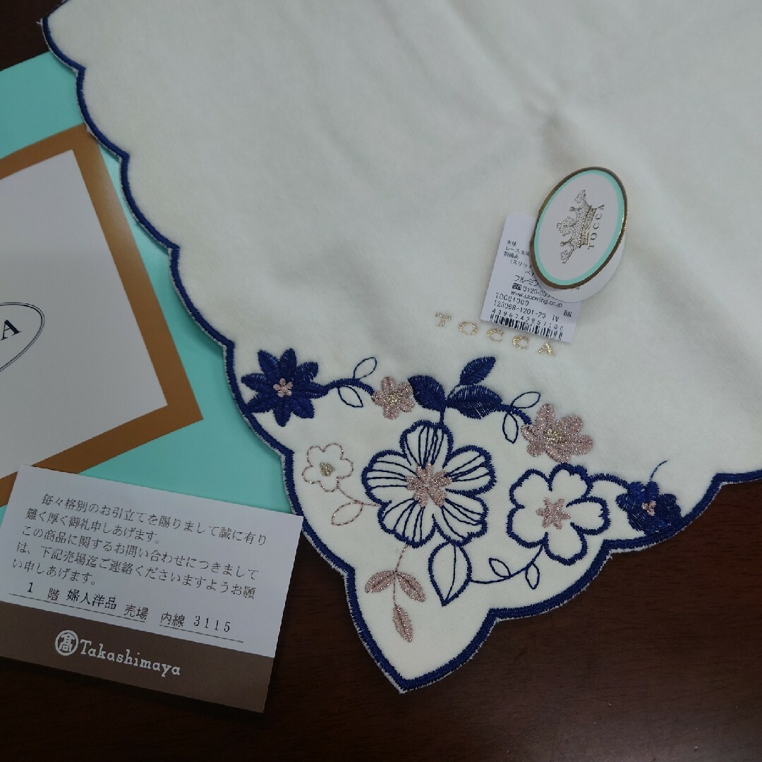 TOCCA刺繍入り大判タオルハンカチタグ付き新品未使用！ レディースのファッション小物(ハンカチ)の商品写真