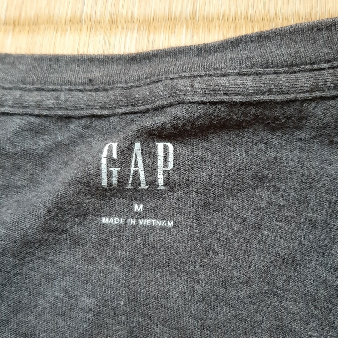 GAP(ギャップ)のGAP　濃いグレー半袖TシャツM メンズのトップス(Tシャツ/カットソー(半袖/袖なし))の商品写真