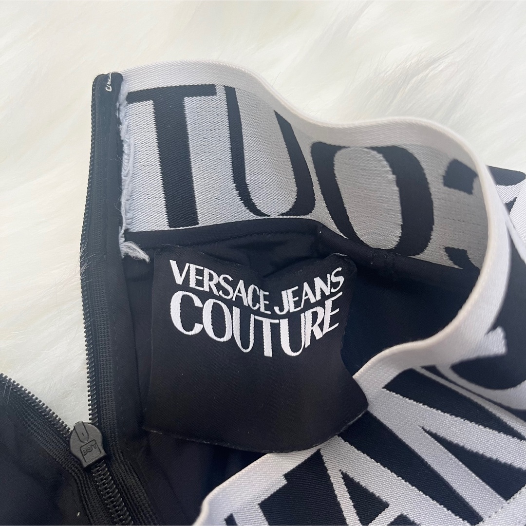 VERSACE(ヴェルサーチ)のVERSACE ヴェルサーチ モックネック ロンT ロゴテープ レディース レディースのトップス(Tシャツ(長袖/七分))の商品写真