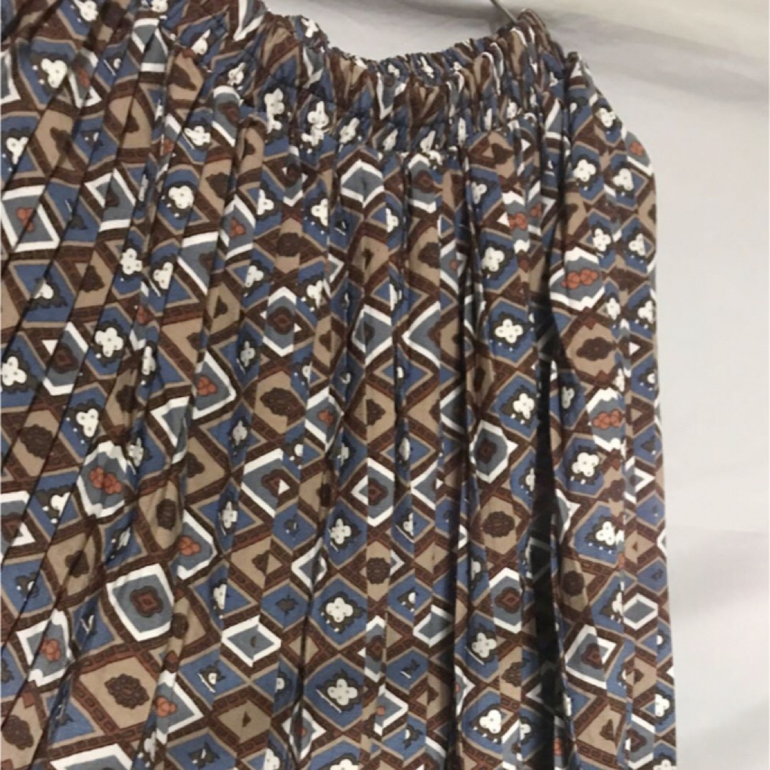 レディース　スカート　プリーツ　ブラウン　幾何学模様　ウエストゴム　カジュアル レディースのスカート(ロングスカート)の商品写真