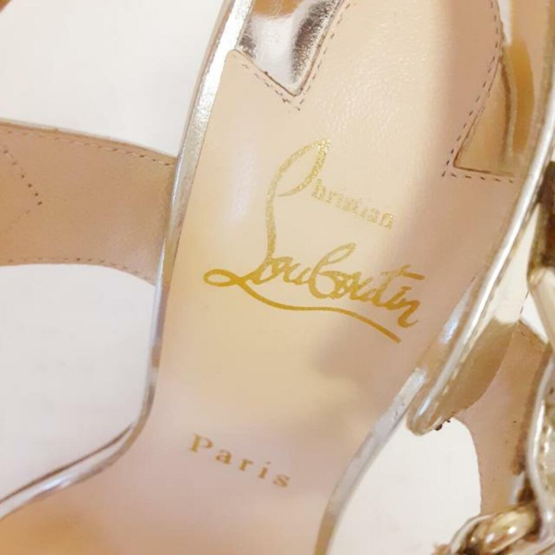 Christian Louboutin(クリスチャンルブタン)のCHRISTIAN LOUBOUTIN(クリスチャンルブタン) サンダル 36 1/2 レディース - シルバー×ゴールド スタッズ/アウトソール張替済 レザー レディースの靴/シューズ(サンダル)の商品写真