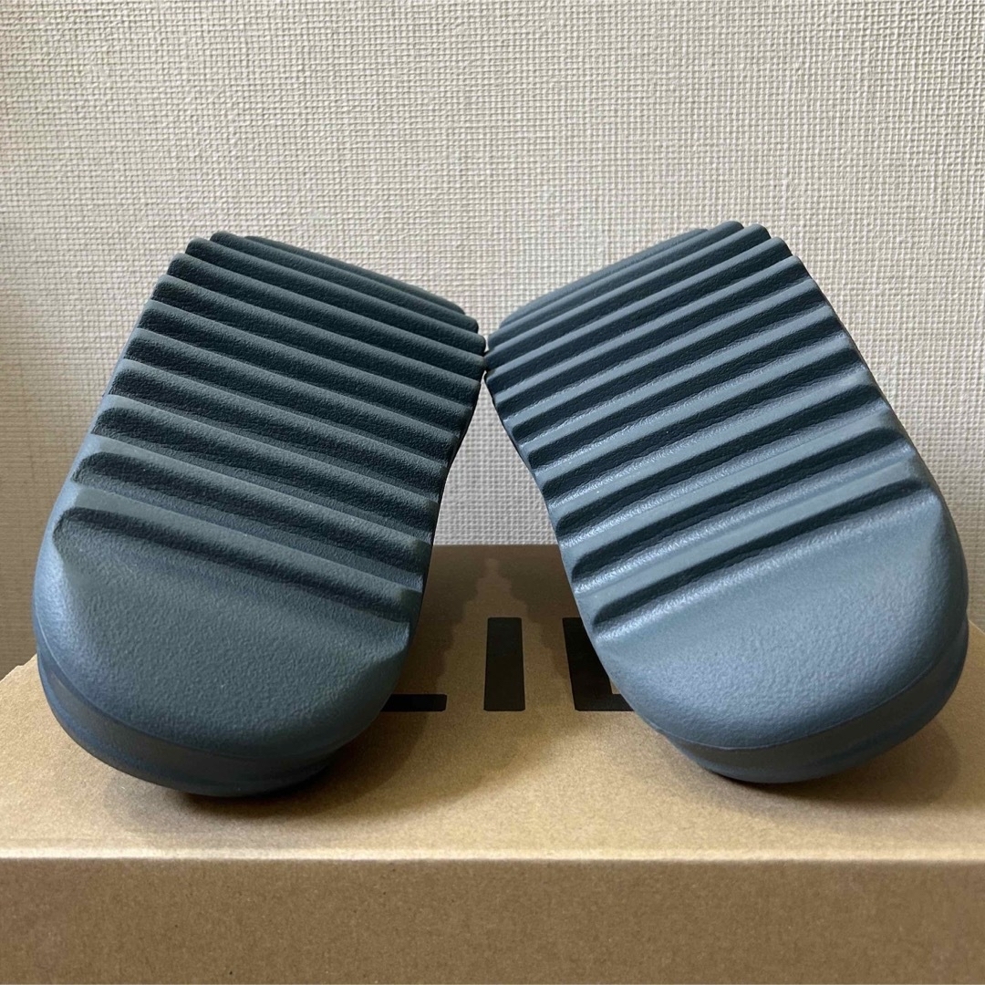 YEEZY（adidas）(イージー)のADIDAS YEEZY YZY SLIDE SLATE MARINE 29.５ メンズの靴/シューズ(サンダル)の商品写真