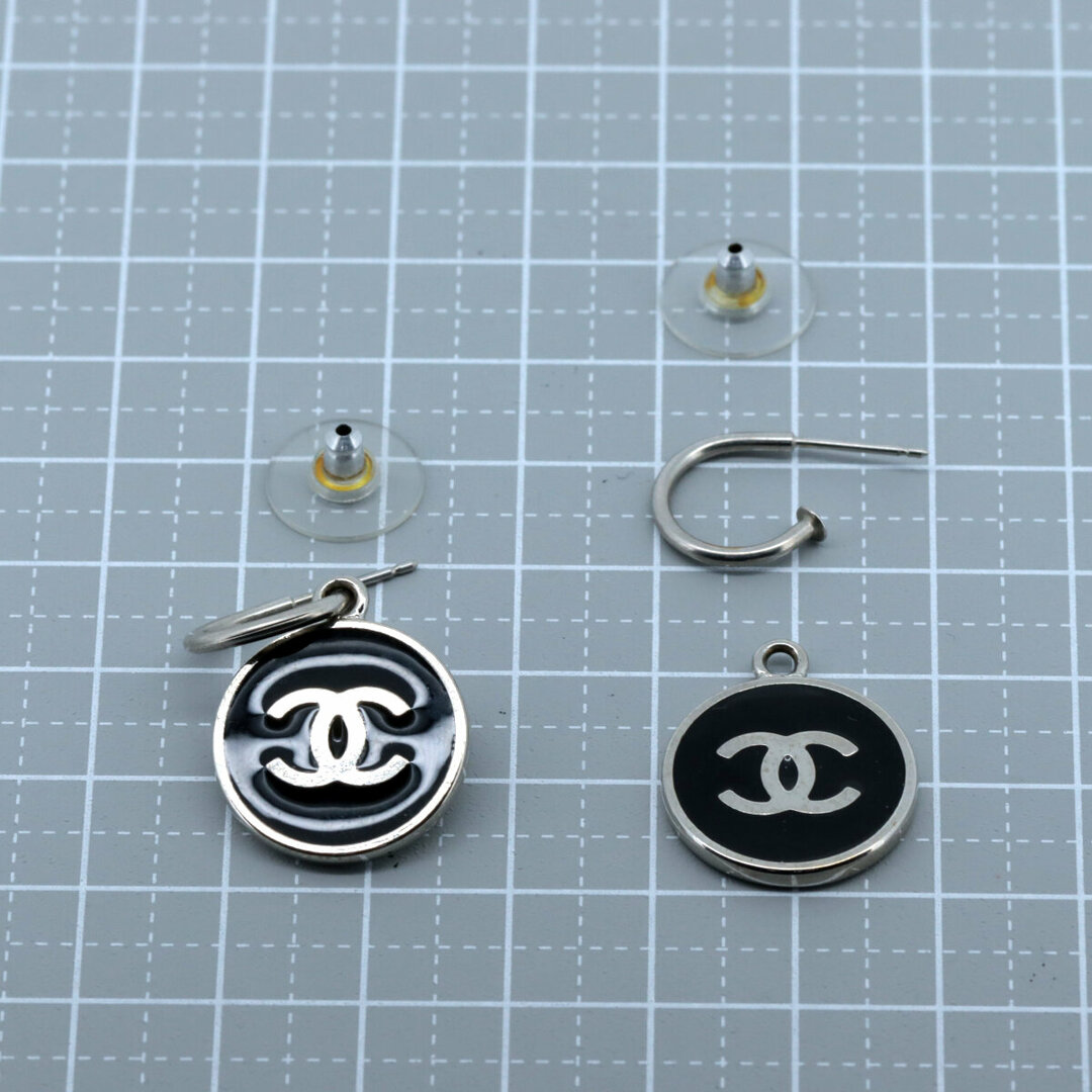 CHANEL(シャネル)のやや傷や汚れあり シャネル ココマーク ピアス 05P 黒 シルバー レディースのアクセサリー(ピアス)の商品写真