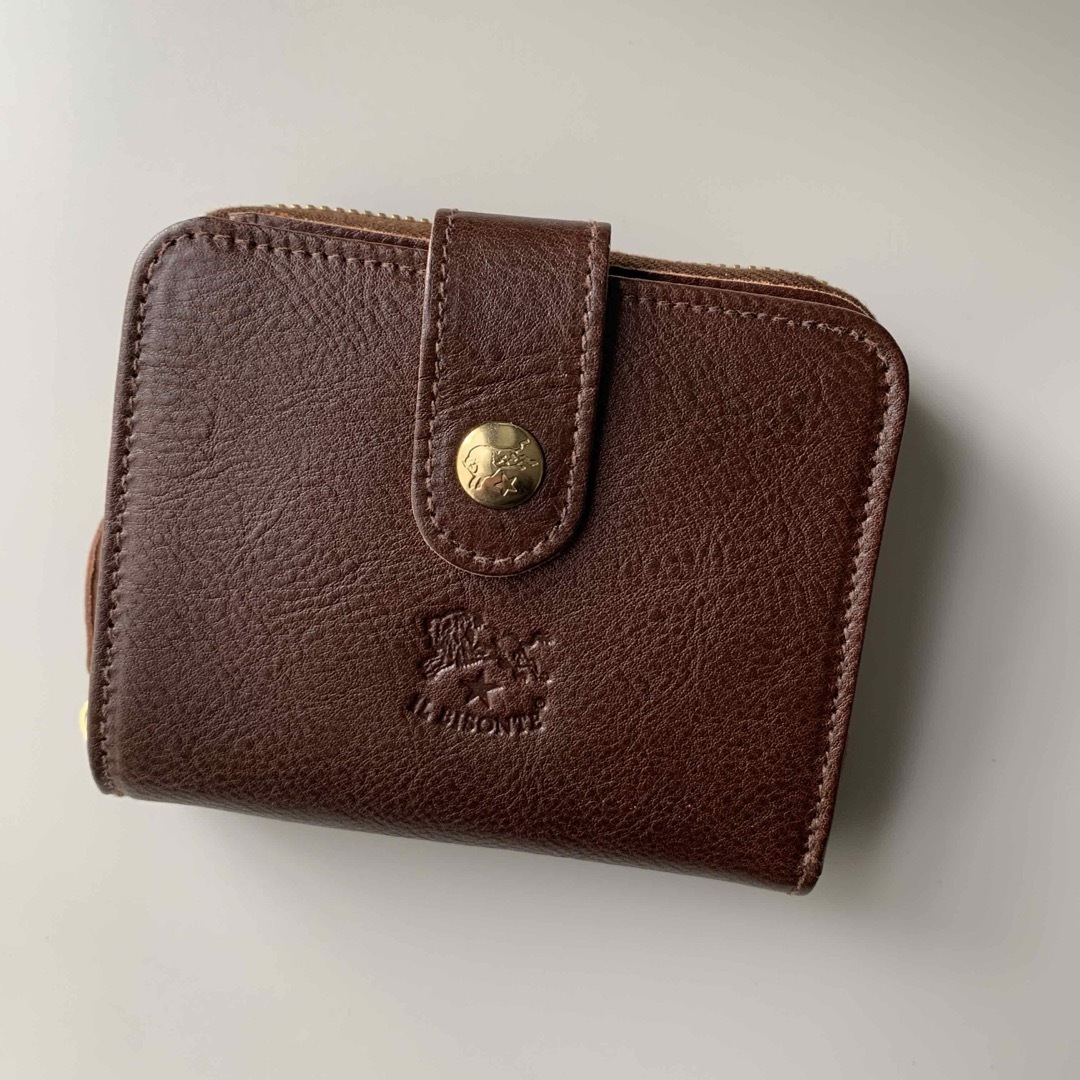 IL BISONTE(イルビゾンテ)の【新品】イルビゾンテ 二つ折り財布 ラウンドジップ ダークブラウン マロン レディースのファッション小物(財布)の商品写真