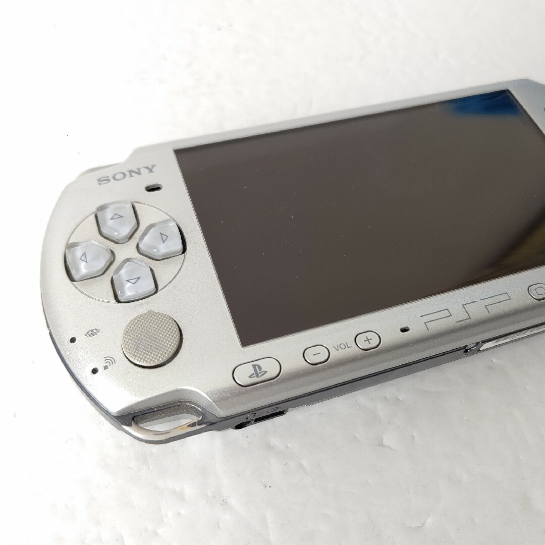 PlayStation Portable(プレイステーションポータブル)のソニー　PSP3000 ミスティックシルバー　プレイステーションポータブル　本体 エンタメ/ホビーのゲームソフト/ゲーム機本体(携帯用ゲーム機本体)の商品写真