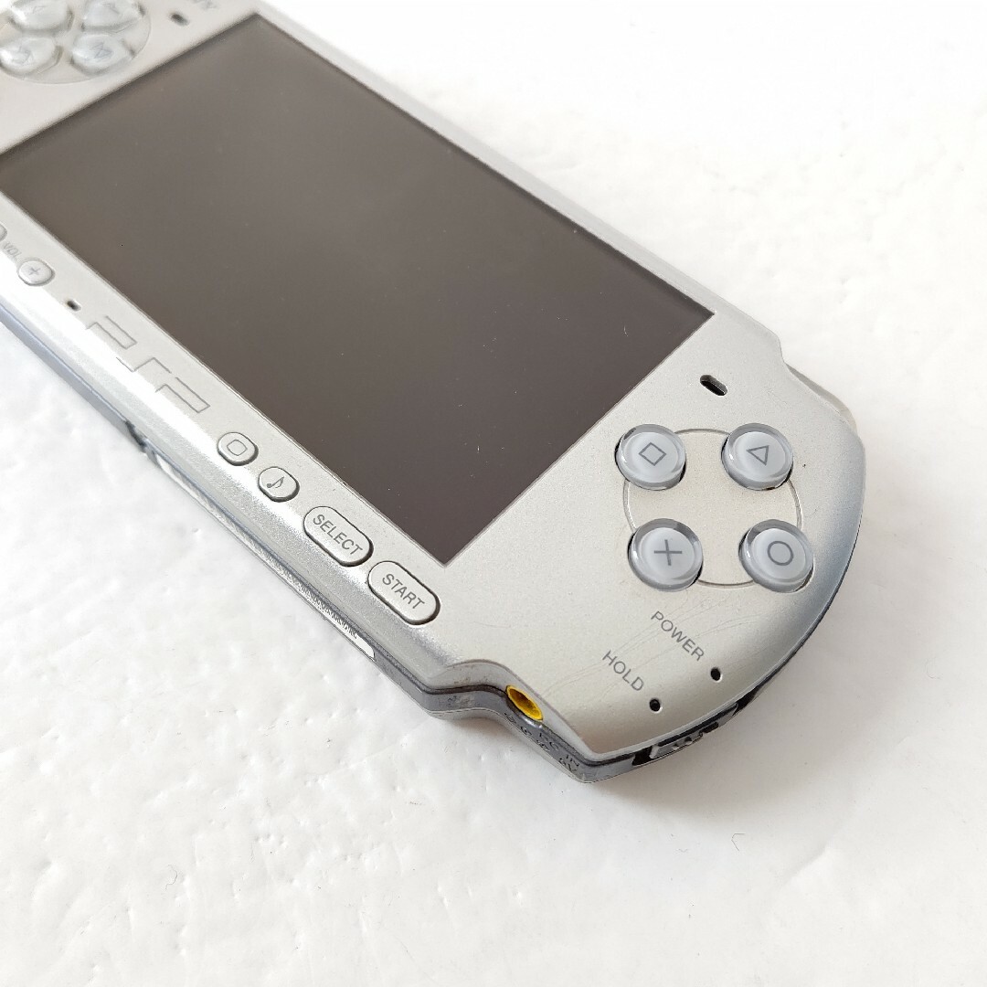 PlayStation Portable(プレイステーションポータブル)のソニー　PSP3000 ミスティックシルバー　プレイステーションポータブル　本体 エンタメ/ホビーのゲームソフト/ゲーム機本体(携帯用ゲーム機本体)の商品写真