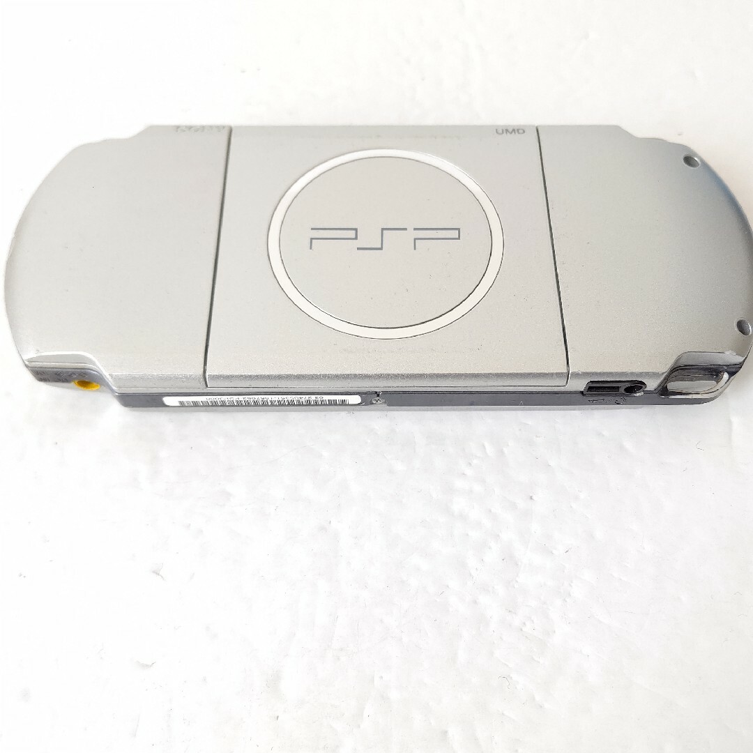 PlayStation Portable(プレイステーションポータブル)のソニー　PSP3000 ミスティックシルバー　プレイステーションポータブル　本体 エンタメ/ホビーのゲームソフト/ゲーム機本体(携帯用ゲーム機本体)の商品写真