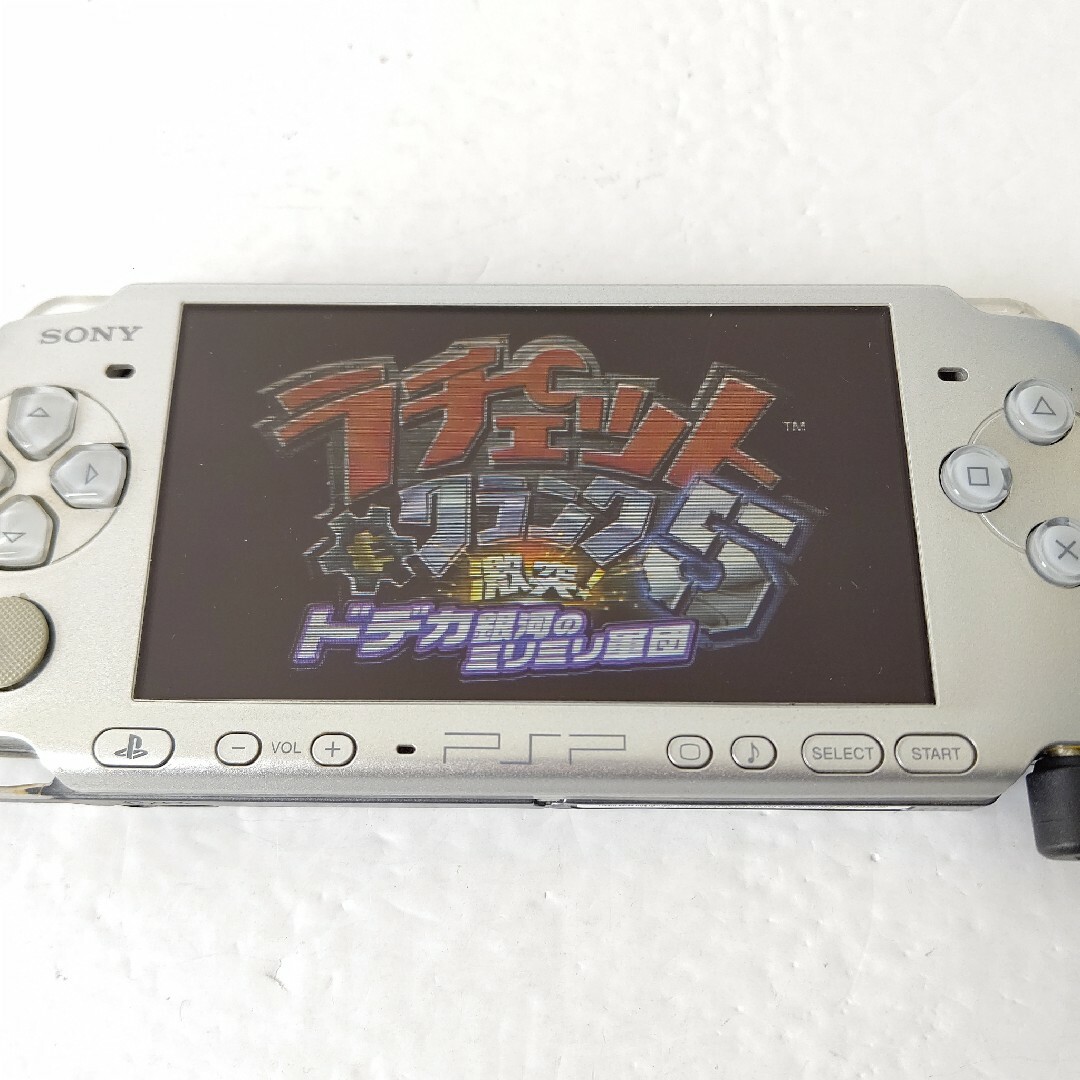 PlayStation Portable(プレイステーションポータブル)のソニー　PSP3000 ミスティックシルバー　プレイステーションポータブル　本体 エンタメ/ホビーのゲームソフト/ゲーム機本体(携帯用ゲーム機本体)の商品写真