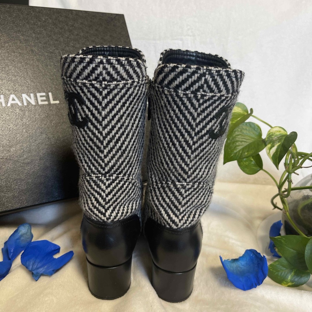 CHANEL(シャネル)のCHANEL ツイードショートミディアムブーツ 37.5Ｃ レディースの靴/シューズ(ブーツ)の商品写真