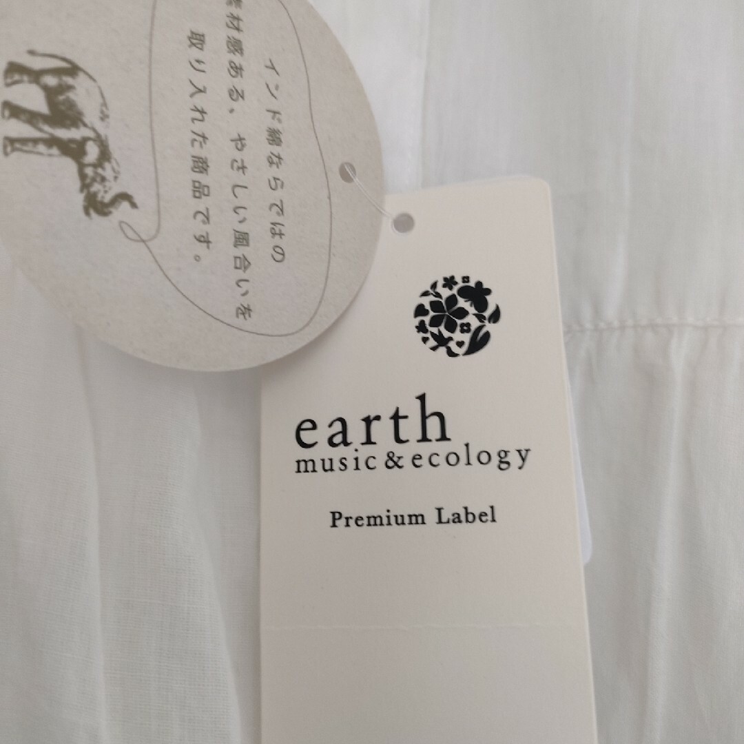 earth music & ecology(アースミュージックアンドエコロジー)の新品　未使用　タグ付き　アース　シャツワンピース　白 レディースのトップス(シャツ/ブラウス(長袖/七分))の商品写真