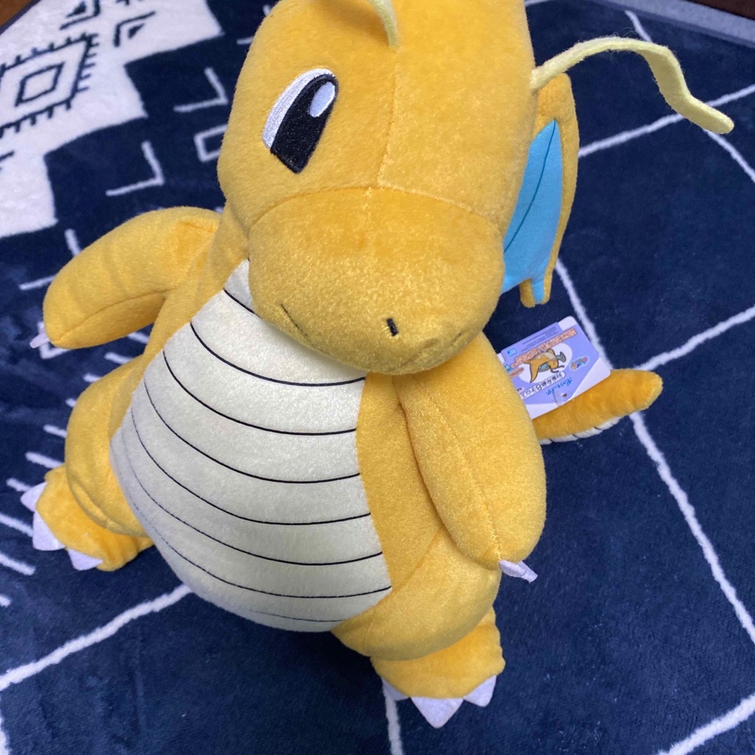 BANDAI(バンダイ)のポケットモンスター　しっぽみてみて！めちゃでかカイリューぬいぐるみ エンタメ/ホビーのおもちゃ/ぬいぐるみ(キャラクターグッズ)の商品写真