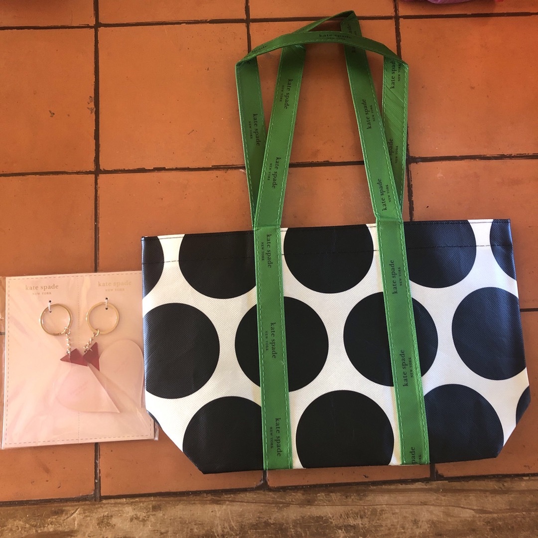 kate spade new york(ケイトスペードニューヨーク)の新品未開封ケイトスペイド ハート型キーホルダーとエコバッグ レディースのファッション小物(キーホルダー)の商品写真